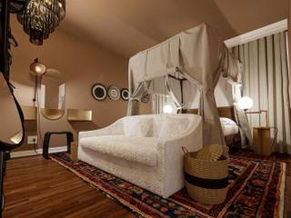A complete turnaround of Main Bedroom , Deborah Garth Interior Design International (Pty)Ltd Deborah Garth Interior Design International (Pty)Ltd 主卧室