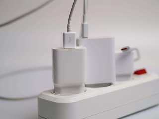 EA20250328-23620 Press profile homify Passive house Electronic device, Battery charger, Adapter, Electrical cable, Technology, Adapter, Plastic, Data Transfer Cable, Gadget, Electronics