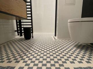 Minimalistyczna łazienka z mozaiką podłogową, Cerames Cerames Casas de banho minimalistas