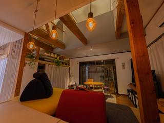 床の家-リノベーション-, イン-デ-コード design office イン-デ-コード design office Livings de estilo moderno
