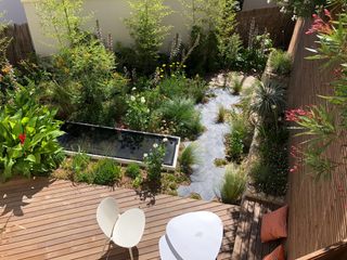Créer une oasis de verdure dans un lotissement, Créateurs d'Interieur Créateurs d'Interieur Varandas, marquises e terraços mediterrânicos