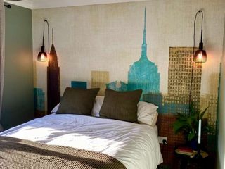 NYC Hotel Style Bedroom, Wallsauce.com Wallsauce.com Dormitorios pequeños