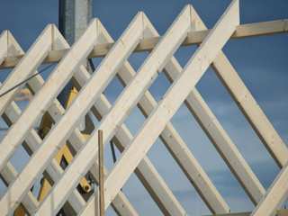 EA20250317-23584 Press profile homify Prefabricated Garage Daytime, Wood, Composite material, Engineering, Beam, Triangle, List of nonbuilding structure types, Building material, Plank, Lumber