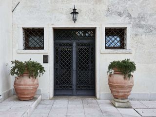 Villa sobriamente lussuosa con dettagli in ferro battuto, VilliZANINI Wrought Iron Art Since 1655 VilliZANINI Wrought Iron Art Since 1655 Jardines con piedras