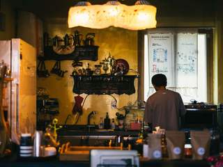 EA20250313-23576 Press profile homify Classic style gym Lighting, Drinkware, Light fixture, Barware, Restaurant, Drinking establishment, Countertop, Bar, Lamp, Lampshade