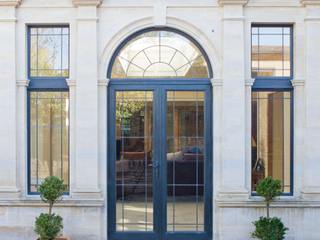 Traditional Orangery with Large Bronze Doors, Architectural Bronze Ltd Architectural Bronze Ltd Puertas de vidrio