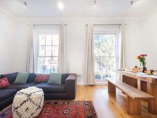 A space to call your own in the heart of London UpperKey Livings de estilo minimalista Furniture, Property, Building, Window, Plant, Picture frame, Comfort, Wood, Table, Couch