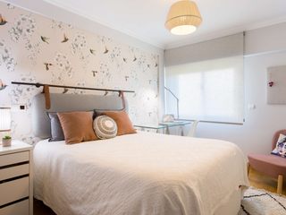 Quarto de rapariga Marta Maria Pereira, Unipessoal, LDA Small bedroom Mobília, Prédio, Propriedade, Branco, Conforto, Madeira, Têxtil, Iluminação, Design de interiores, Sombra