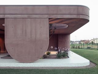 211 — Casa con un ampio portico, MIDE architetti MIDE architetti Villas Reinforced concrete Pink