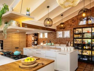 Renovation and extension of an Arts and Crafts style house in the South of Johannesburg, Deborah Garth Interior Design International (Pty)Ltd Deborah Garth Interior Design International (Pty)Ltd Unit dapur