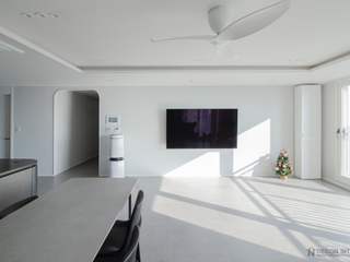 [동탄인테리어] 40평대 아파트인테리어 루버셔터로 꾸민 휴양지 느낌의 동탄역 시범 한화꿈에그린 프레스티지, N디자인 인테리어 N디자인 인테리어 Salas modernas