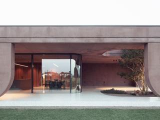 211 — Casa con un ampio portico, MIDE architetti MIDE architetti Villas Reinforced concrete Pink