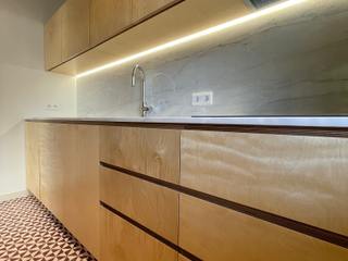 Apartamento Aldoar -Porto Melom Cool Small kitchens Plywood Flooring, Wood, Floor, Interior design, Brown, Wood flooring, Ceiling, Tile, Wood stain, Hardwood