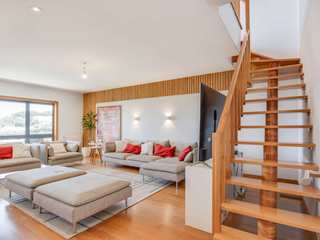 Duplex T4 com maravilhosos terraços e vista desafogada homify Apartment Mobília, Sofá, Conforto, Madeira, Design de interiores, Janela, Pavimento, Chão, Casa, Prédio