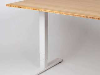 elektrisch höhenverstellbarer Schreibtisch mit Bambustischplatte, Büromöbel-Experte Büromöbel-Experte Oficinas de estilo minimalista