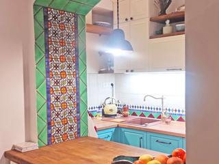 Mexican wall tiles in a rustic kitchen, Cerames Cerames مطابخ صغيرة