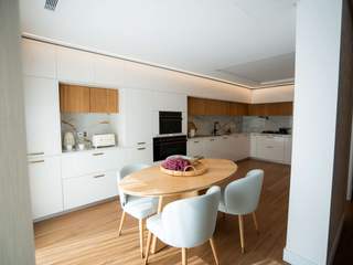 Cozinha para viver mais a sua casa ByOriginal Small kitchens Mobília, Armários, Propriedade, Mesa, Conforto, Madeira, Design de interiores, Cadeira, Pisos, Bancada