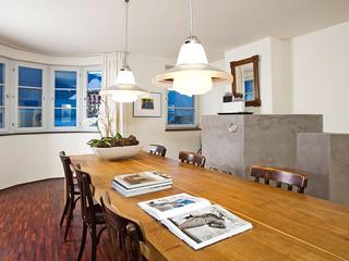 Umbau Hall in Tirol 1 | Moderne Wohnung in alten Mauern, Melis + Melis Architekturbüro Melis + Melis Architekturbüro Modern Dining Room