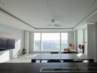 [동탄인테리어] 40평대 아파트인테리어 루버셔터로 꾸민 휴양지 느낌의 동탄역 시범 한화꿈에그린 프레스티지, N디자인 인테리어 N디자인 인테리어 Modern Living Room