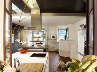 Umbau Hall in Tirol 1 | Moderne Wohnung in alten Mauern, Melis + Melis Architekturbüro Melis + Melis Architekturbüro Built-in kitchens