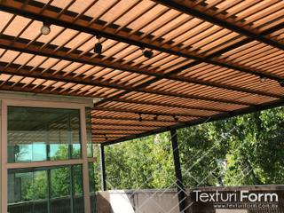 Pérgola TexturiForm Acero con Celosía, Pérgolas & Terrazas Pérgolas & Terrazas Modern balcony, veranda & terrace