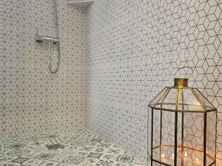Baño abuardillado en villa mediterránea. , REFORMAS LUJAN REFORMAS LUJAN Mediterranean style bathroom