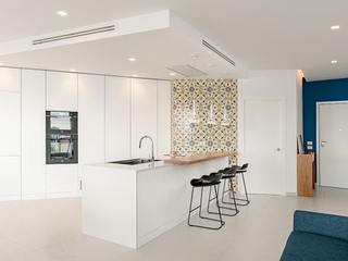 Casa sul Mare, manuarino architettura design comunicazione manuarino architettura design comunicazione Built-in kitchens White