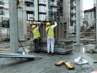 ESTRUTURAS EM BETÃO ARMADO Navegante Construção - Construção & Remodelação Stairs Hard hat, Construction worker, Blue-collar worker, Workwear, Construction, Personal protective equipment, Composite material, High-visibility clothing, Job, Engineer