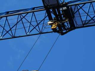 EA20250618-23811 Press profile homify Eclectic style dressing rooms Blue, Daytime, Iron, Machine, Metal, Crane, Heavy equipment, Wire, Steel, Aluminium