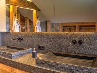ChaletBad – Langkofelschart’n: Natur trifft Luxus, Stefan Necker - Tegernseer Badmanufaktur Stefan Necker - Tegernseer Badmanufaktur Country style bathroom