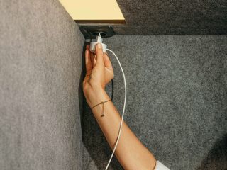 Die Meetingbox QUATTRO | von mute-labs mute-labs | Telefonboxen & Meetingboxen für Büros Commercial spaces Holz, Kleid, Gelb, Finger, Boden, Knie, Bodenbelag, Oberschenkel, Tisch, Ellbogen