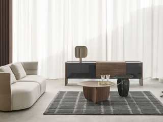 Elegantes Designer Wohnzimmer mit Sofa und Barfach Sideboard, Livarea Livarea ミニマルデザインの リビング ブラウン