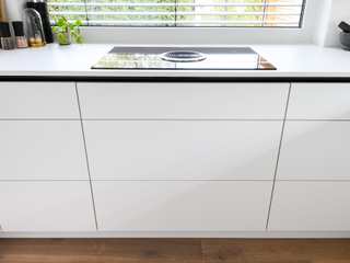 Minimalistische Schreinerküche in strahlendem Weiß, Beer GmbH Beer GmbH Built-in kitchens