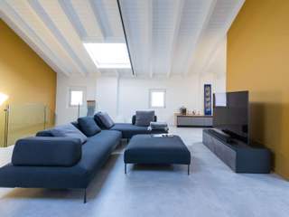 Mansarda Cortenuova Alessandro Jurcovich Architetto Modern Living Room openspace,resina,mansarda,loft