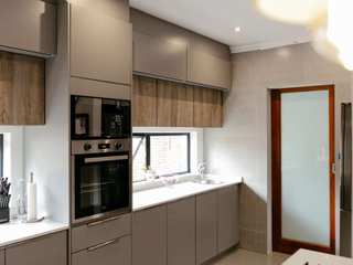 Modern Grey & Woodgrain Kitchen, Ergo Designer Kitchens & Cabinetry Ergo Designer Kitchens & Cabinetry ครัวบิลท์อิน