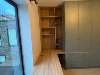 Wardrobe with Built-in Desks and Bookshelves, Bravo London Ltd Bravo London Ltd غرف نوم صغيرة