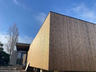 Cacela - projeto finalizado FMD - Engenharia E Construção Lda Villas Céu, Nuvem, Prédio, Sombra, Madeira, Tapume, Árvore, Fachada, Matizes e sombras, Material composto