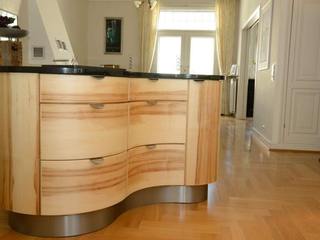 kurvige Möbel, runde Küchen, Pfister Möbelwerkstatt GdbR Pfister Möbelwerkstatt GdbR Small kitchens