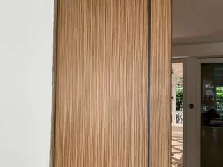 Zebrano Veneered Doors with Wenge Inlay, Evolution Panels & Door Ltd Evolution Panels & Door Ltd 室内ドア