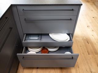 Moderne Rundküche mit Holzelementen und Steinoptik, Beer GmbH Beer GmbH Built-in kitchens