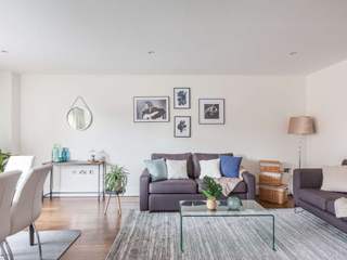 Live Your Best Life in London UpperKey Minimalistische Wohnzimmer Furniture, Couch, Plant, Houseplant, Table, Wood, Interior design, Grey, Floor, Flooring,UpperKey