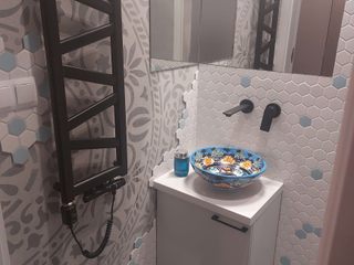 Niebieska łazienka dla gości, Cerames Cerames Baños de estilo moderno