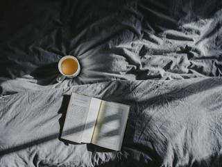 EA20250903-23952 Press profile homify Master bedroom Textile, Bed sheet, Linens, Bedding, Bedroom, Publication, Book, Still life photography, Pillow, Bed