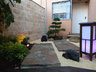 Tsuboniwa - Un pequeño rincón japonés, Jardines Japoneses -- Estudio de Paisajismo Jardines Japoneses -- Estudio de Paisajismo Azjatycki korytarz, przedpokój i schody