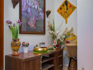 Indian Ethnic Interiors style with Teak Wood Traditional decor at Western Hills Villa Baner Pune, decorMyPlace decorMyPlace Villas