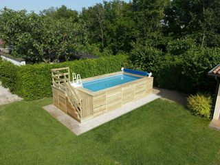 Piscina fuori terra in kit di montaggio fai da te in legno di pino o parziale in WPC Aquazzura Piscine Front yard Pianta, Albero, Lotto di terreno, Edificio, Rettangolo, Piscina, Ombra, Paesaggio, Erba, Pavimentazione