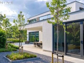 VILLA JK | Moderne villa in stucwerk en hout, NINE Living Concepts NINE Living Concepts 別墅