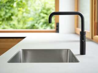 Moderne Holzküche mit Fronten aus Asteiche, Beer GmbH Beer GmbH Built-in kitchens