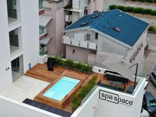 Piscina ideale per il tuo terrazzo o piccolo giardino si chiama Spaspace®. Personalizzabile nei colori della scocca esterna così come i morbidi cuscini perimetrali dove poggia la testa mentre si sta comodamente seduti dentro. Aquazzura Piscine Modern Terrace Proprietà, Edificio, Prodotto, Finestra, Disegno urbano, Ruota, Quartiere, Zona residenziale, Pianta, Casa