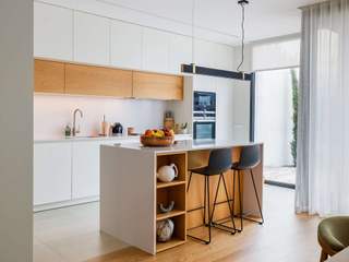 Cozinha - Casa Serenity | SHI Studio homify Kitchen units Mobília, Madeira, Prédio, Armários, Janela, Mesa, Cortina, Cadeira, Chão, Pisos